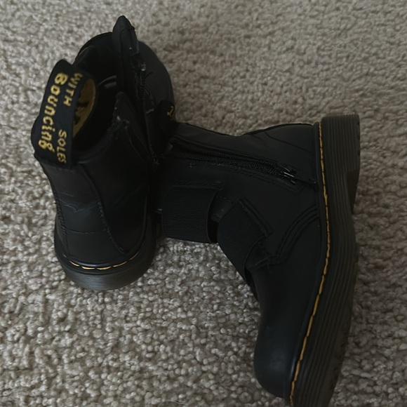 Dr. Martens Girls
Barely worn grew out of them too quickly. - Picture 3 of 4